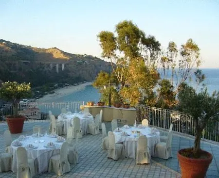 Baia Dell'est Hotel 3*