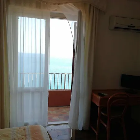 Hotel Baia Dell'est 3*