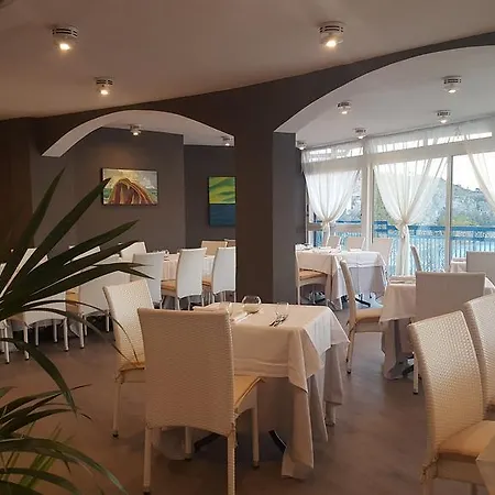 Szálloda Baia Dell'est Stalettì